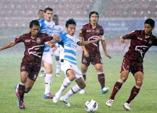 Pattaya United and Police United players challenge for the ball as the rain starts to fall in Bangkok, Sunday, August 5. (Photo/Pattaya United)